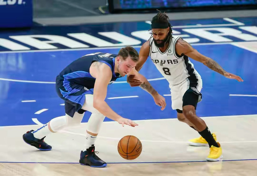  东契奇三双助力独行侠轻取马刺迎连胜  