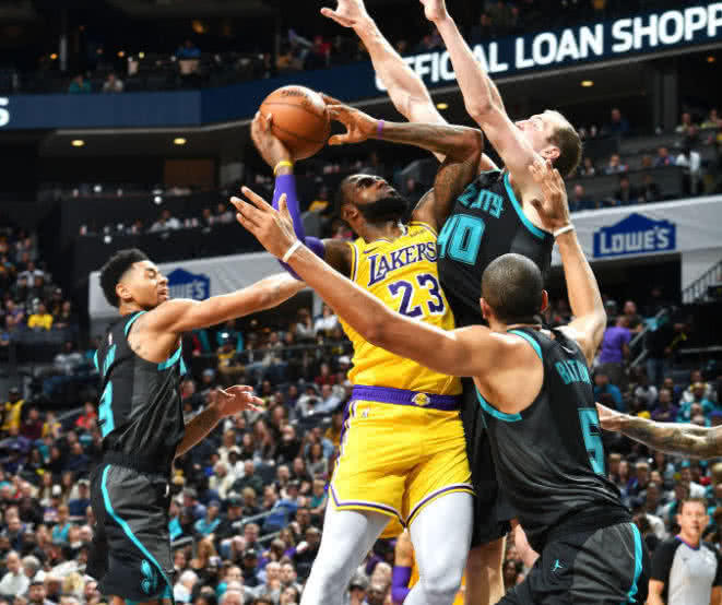  詹姆斯轰下三双数据，湖人加时险胜掘金夺榜首  