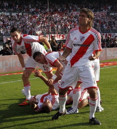  图卢兹控球优势明显，耐心传导撕开对手防线